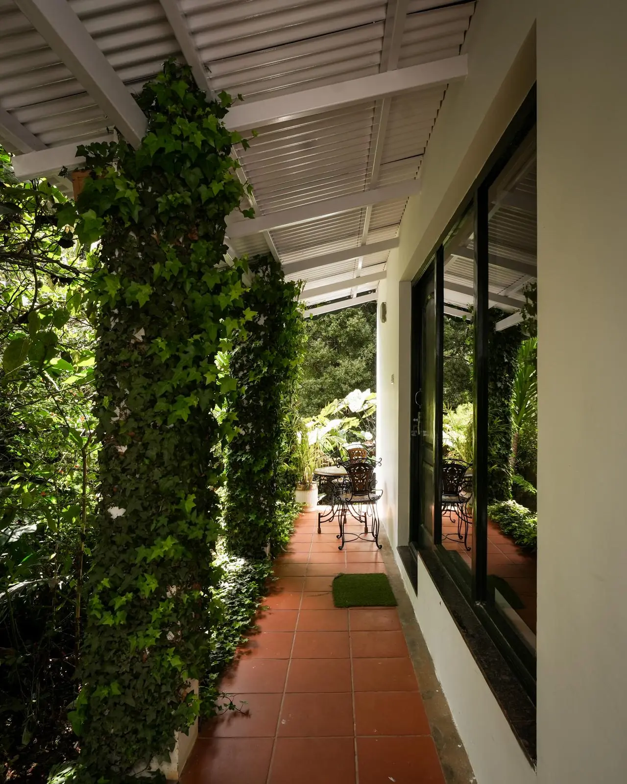 Ivy-covered pillars along the walkway by the rooms